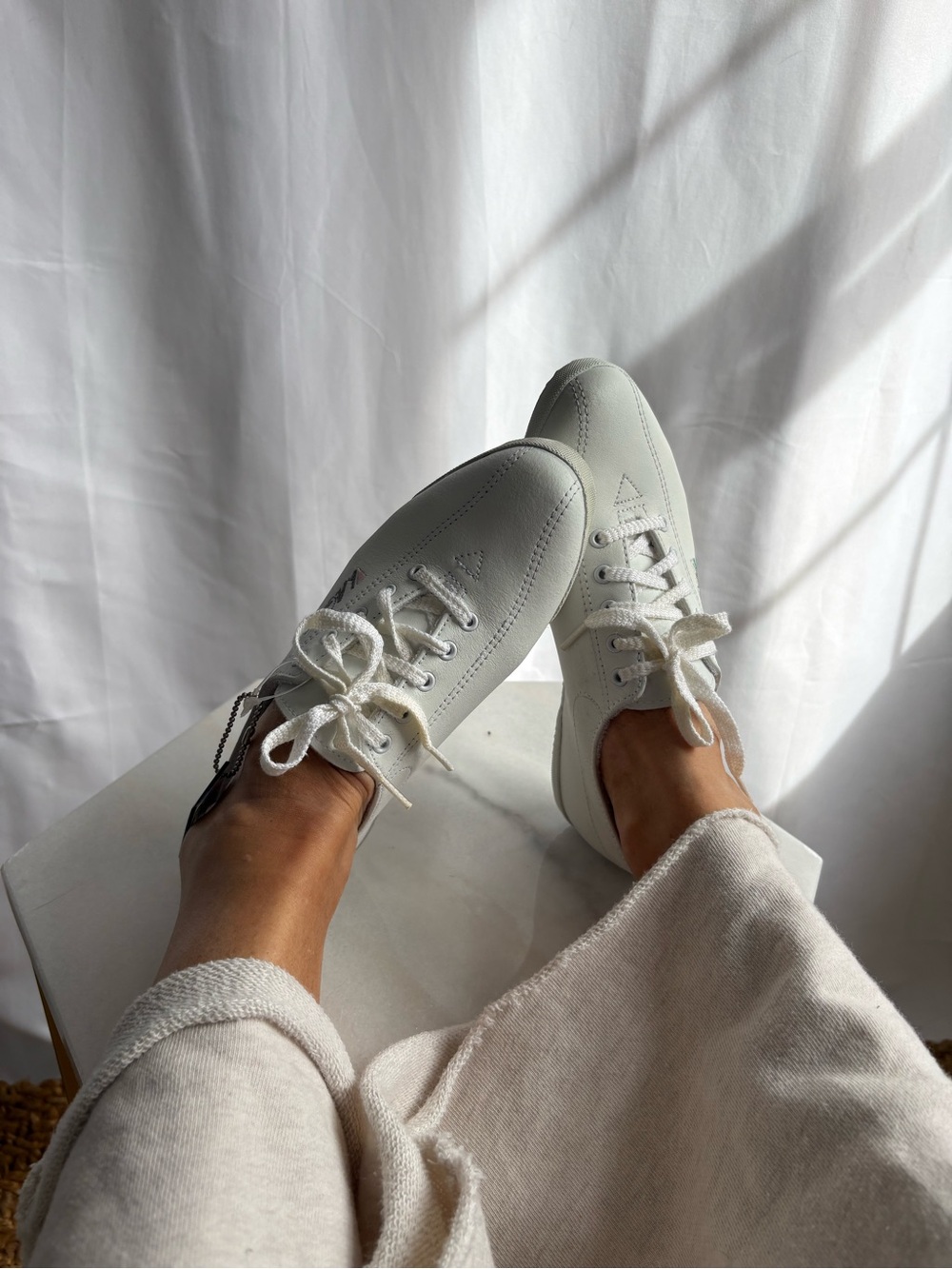 L.A. Gear Women’s White Low-Top Canvas Sneakers with Subtle Teal & Pink Logo - Picture 5 of 5